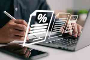 Person arbeitet am Laptop